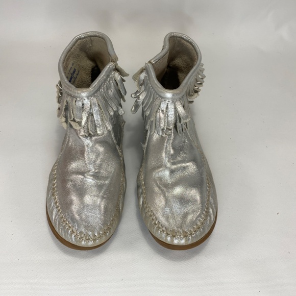 Minnetonka Youth 4 Silver Leather Fringe Zip Moccasins Rubber Sole Outdoor Wear - Picture 3 of 11